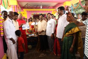 Suresh Babu .R Instagram - "வா வரலாம் வா" திரைப்படத்தின் படப்பிடிப்பு வெற்றிகரமாக எனது சொந்தக்கிராமமான வேடவாக்கத்தில் உள்ள திரௌபதி அம்மன் கோயிலில் தொடங்கியது 

மேல்மருவத்தூர் ஆதிபராசக்தி சித்தர் பீடம் ஆன்மீகத் தொண்டு இளைஞரணித் தலைவர் திரு.கோ.ப.செந்தில்குமார் அவர்கள் படப்பிடிப்பை துவக்கி வைத்தார்கள். 

#VaVaralamVa #V3 #SBR #SGSCreativeMedia