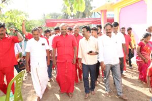 Suresh Babu .R Instagram - "வா வரலாம் வா" திரைப்படத்தின் படப்பிடிப்பு வெற்றிகரமாக எனது சொந்தக்கிராமமான வேடவாக்கத்தில் உள்ள திரௌபதி அம்மன் கோயிலில் தொடங்கியது 

மேல்மருவத்தூர் ஆதிபராசக்தி சித்தர் பீடம் ஆன்மீகத் தொண்டு இளைஞரணித் தலைவர் திரு.கோ.ப.செந்தில்குமார் அவர்கள் படப்பிடிப்பை துவக்கி வைத்தார்கள். 

#VaVaralamVa #V3 #SBR #SGSCreativeMedia