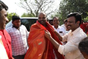 Suresh Babu .R Instagram - "வா வரலாம் வா" திரைப்படத்தின் படப்பிடிப்பு வெற்றிகரமாக எனது சொந்தக்கிராமமான வேடவாக்கத்தில் உள்ள திரௌபதி அம்மன் கோயிலில் தொடங்கியது 

மேல்மருவத்தூர் ஆதிபராசக்தி சித்தர் பீடம் ஆன்மீகத் தொண்டு இளைஞரணித் தலைவர் திரு.கோ.ப.செந்தில்குமார் அவர்கள் படப்பிடிப்பை துவக்கி வைத்தார்கள். 

#VaVaralamVa #V3 #SBR #SGSCreativeMedia