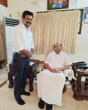 Suresh Babu .R Instagram - உங்களின் பேராதரவுடன் உருவாகி வரும் நமது முதல் திரைப்படம் "வா வரலாம் வா" இன்று படப்பிடிப்பு ஆரம்பம் ஆகிறது. 

முன்னதாக பாமக நிறுவனர் மருத்துவர் அய்யா அவர்களை சந்தித்து வாழ்த்து பெற்ற போது! 

#VaVaralamVa #V3 #SBR #SGSCreativeMedia
