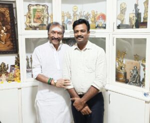Suresh Babu .R Instagram - நமது "வா வரலாம் வா" திரைப்படத்தின் இசையமைப்பாளர் தேனிசைத் தென்றல் தேவா அவர்களுடன், படப்பணிகள் குறித்து கலந்துரையாடிய போது! 

#VaVaralamVa #SBR #SGSCreativeMedia #Deva