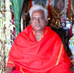 Suresh Babu .R Instagram - மேல்மருவத்தூர் ஆதிபராசக்தி சக்தி பீடத்தின் நிறுவனர், திரு. கோ. பங்காரு அடிகளார் அவர்கள் மறைந்த செய்தி அதிர்ச்சியளிக்கிறது. 

ஆன்மீக உலகில் மிகப்பெரிய புரட்சியை ஏற்படுத்தியவர், ஆந்திரா, கர்நாடக, தெலுங்கானா, கேரளா, மஹாராஷ்டிரா என மாநிலங்கடந்து அண்டை மாநிலங்களிலும் ஆன்மீக சேவையாற்றி, மக்களை நல்வழிப்படுத்தியவர் எனப் பல பெருமைகளுக்கு சொந்தக்காரர். 

அவரை இழந்து வருந்தும் அனைவருக்கும் ஆழ்ந்த இரங்களும், அனுதாபங்களும்..