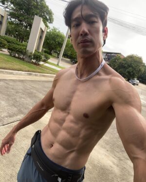 Suriyont Arunwattanakul Instagram - On My Way to See You 🔥🔥 เมื่อวานวิ่งจบ Feel ดีมาก เลยมาCool Down ต่อที่บ้านอีกนิดหน่อย ขอบคุณครับ @avarinrunning สำหรับ Running Belt. ดีมากจริงๆ 🙏🙏 วันนี้ Muscle Trainning ต่อละ เดี๋ยวกล้ามเนื้อหาย 😂😂✌️✌️