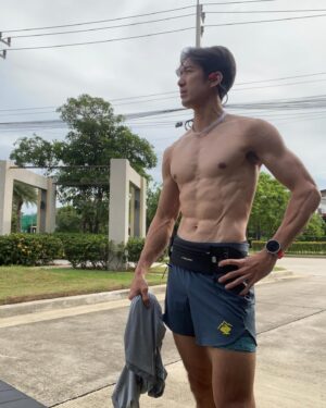 Suriyont Arunwattanakul Instagram - On My Way to See You 🔥🔥 เมื่อวานวิ่งจบ Feel ดีมาก เลยมาCool Down ต่อที่บ้านอีกนิดหน่อย ขอบคุณครับ @avarinrunning สำหรับ Running Belt. ดีมากจริงๆ 🙏🙏 วันนี้ Muscle Trainning ต่อละ เดี๋ยวกล้ามเนื้อหาย 😂😂✌️✌️
