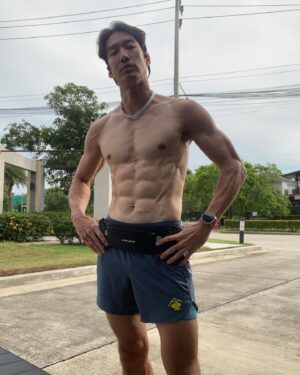 Suriyont Arunwattanakul Instagram - On My Way to See You 🔥🔥 เมื่อวานวิ่งจบ Feel ดีมาก เลยมาCool Down ต่อที่บ้านอีกนิดหน่อย ขอบคุณครับ @avarinrunning สำหรับ Running Belt. ดีมากจริงๆ 🙏🙏 วันนี้ Muscle Trainning ต่อละ เดี๋ยวกล้ามเนื้อหาย 😂😂✌️✌️