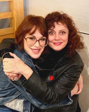 Susan Sarandon Instagram - Look who I found at @steelcitycomiccon . Reunited with my dear @mollyringwald . It’s been a while since we frolicked on a Greek island but she is still just as sassy as ever.