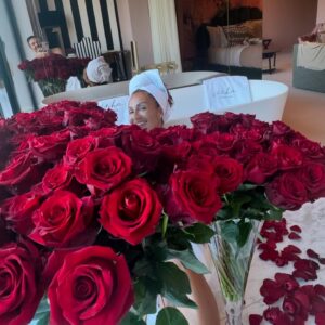 Susana Dias Ramos Instagram - Maridos CORRAM AQUI!
E quem diz maridos está a valer namorados, noivos, namoridos, seja lá o que for! Recebi para mais de 3000 mensagens a reclamar da vossa performance ao nível do romance. As meninas estão tristes porque não há uma flor, uma surpresa, um bouquet! Como assim??? Andais a dormir?! A faze-las suspirar pelo que não têm?! Venho aqui dar-vos um conselho… a mulher que vocês deixam de conquistar todos os dias tem uma fila imensa de homens à espera que a vossa lerdice dê frutos! Agora pensem!!!
Se virem que vos falta a inspiração peçam ajuda à @arty_floraldecor_bysandra que ela vai fazer-vos subir de nível!

(PS- aos homens que me mandaram mensagem a dizer que o @dr.pedro.rodrigues não respeitou o código masculino e estragou tudo só vos tenho a dizer uma coisinha…vocês são uns meninos! O Pedro já lê outra cartilha.. a dos homens!)
