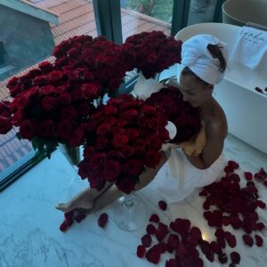 Susana Dias Ramos Instagram - Maridos CORRAM AQUI!
E quem diz maridos está a valer namorados, noivos, namoridos, seja lá o que for! Recebi para mais de 3000 mensagens a reclamar da vossa performance ao nível do romance. As meninas estão tristes porque não há uma flor, uma surpresa, um bouquet! Como assim??? Andais a dormir?! A faze-las suspirar pelo que não têm?! Venho aqui dar-vos um conselho… a mulher que vocês deixam de conquistar todos os dias tem uma fila imensa de homens à espera que a vossa lerdice dê frutos! Agora pensem!!!
Se virem que vos falta a inspiração peçam ajuda à @arty_floraldecor_bysandra que ela vai fazer-vos subir de nível!

(PS- aos homens que me mandaram mensagem a dizer que o @dr.pedro.rodrigues não respeitou o código masculino e estragou tudo só vos tenho a dizer uma coisinha…vocês são uns meninos! O Pedro já lê outra cartilha.. a dos homens!)
