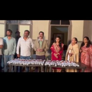 Sushant Shelar Instagram - महाराष्ट्राचे लोकप्रिय मुख्यमंत्री श्री. एकनाथजी शिंदे साहेब यांच्या लोकोपयोगी विचारसरणी तसेच शिवसेना पक्षाचे सचिव आणि शिव चित्रपट सेनेचे अध्यक्ष सुशांत शेलार यांनी कोल्हापूर चित्रानगरी येथे ( टिकली ) या मालिकेतील पडद्यामागील आर्टिस्ट व कामगारांना कलाकारांच्या हस्ते छत्री वाटपाच्या कार्यक्रमाचे आयोजन केले.
.
.
#छत्रीवाटप #jaymaharashtranews #News #anchorjanavi #Ekanthshindesaheb #DrShrikantshinde #कलाकार #Actors #Aplishivsena
#शिंदे_सरकार
#महाराष्ट्रातील_सुवर्णयोग
#जनतेचामुख्यमंत्री
#शिवसेना
#शिवचित्रपटसेना
. 
. 
#sushantshelar
#Shivsena #शिवसेना