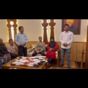 Sushant Shelar Instagram - बालगंधर्व रंगमंदिर, पुणे येथे छत्री वाटपाचा कार्यक्रम उत्साहात पार पडला. अनेक पडद्या मागील कलाकारांना या उपक्रमातून मदत मिळाली. आपलं मनोरंजन कधीच न थांबेल ह्याची काळजी घेणाऱ्या ह्या कलाकारांना मदत करणे, हे आपले कर्तव्य आहे, अशी भावना व्यक्त करताना माझ्या मनात समाधानाची भावना होती. या उपक्रमाच्या माध्यमातून पावसाळ्यात माणुसकी जपण्याचा प्रयत्न केला आहे. समाजातील प्रत्येक घटकाने एकमेकांना सहाय्य करावे, हीच खरी समाजसेवा आहे. यासाठी आपणा सर्वांनी पुढाकार घ्यावा, हीच माझी विनंती आहे. बालगंधर्व रंगमंदिरात उपस्थित सर्वांचे मन:पूर्वक आभार मानतो आणि भविष्यातही असेच उपक्रम राबवण्याचा निर्धार करतो. चला, एकत्र येऊन समाजाच्या कल्याणासाठी काम करूया.
.
.
#बालगंधर्वरंगमंदिर #पुणे #pune #छत्रीवाटप #ekanthshindesaheb #DrShrikantShinde #aplishivsena
#शिंदे_सरकार
#महाराष्ट्रातील_सुवर्णयोग
#जनतेचामुख्यमंत्री
#शिवसेना
#शिवचित्रपटसेना
. 
. 
#SushantShelar
#Shivsena #शिवसेना