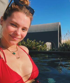 Susie Abromeit Instagram - Bucket list unlocked 🇬🇷🤍💛 Appreciating the hard times (if you’ve known me-I’ve had many) and they’ve molded me into someone I love, cherish really like, and respect, but also, those hard times makes me appreciate moments like this ❤️ Loving this journey we call life.