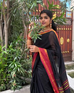 Suveta Shrimpton Instagram - Karutha penne 🖤
Beautiful saree @unnatisilks 
Pc @ak_morningstar____ 🧜🏾‍♂️♥️
.
.
.
#sareelove #sareefashion #instagood #trendingnow #blacksareelove #nomakeupmakeup #suvetashrimpton #suveta