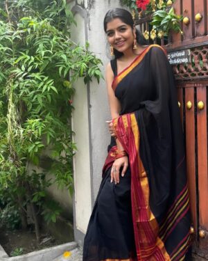 Suveta Shrimpton Instagram - Karutha penne 🖤
Beautiful saree @unnatisilks 
Pc @ak_morningstar____ 🧜🏾‍♂️♥️
.
.
.
#sareelove #sareefashion #instagood #trendingnow #blacksareelove #nomakeupmakeup #suvetashrimpton #suveta