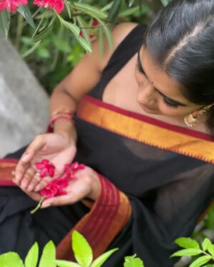 Suveta Shrimpton Instagram - Karutha penne 🖤
Beautiful saree @unnatisilks 
Pc @ak_morningstar____ 🧜🏾‍♂️♥️
.
.
.
#sareelove #sareefashion #instagood #trendingnow #blacksareelove #nomakeupmakeup #suvetashrimpton #suveta