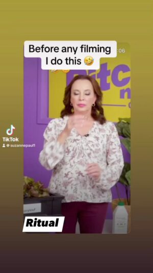 Suzanne Paul Instagram - Hall happy, joy joy, stomach in, shoulders down, Sparkle and Shine 🤩 #gettingreadyforwork #funnymoments #celebrity #sparkleandshine #butwaittheresmore