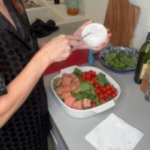 Suzette Bacó Instagram - Pasta penne con salmón, espinaca, tomates cherry’s y queso camembert.

✔️Pre calienta horno a 275
✔️Hierve tu pasta preferida al dente (yo usé penne)
✔️En un recipiente de hornear, cama de espinacas, tomates cherry’s, salmón trozado (wild caught) y al queso (le haces cortes como si fuera una pizza). Vierte aceite de oliva, pimienta y cúrcuma. 
✔️Al horno 20 min aproximadamente (verifica que el salmón este cocido) 
✔️Saca, mezcla todo, añade pasta y sazona a gusto. ( yo usé Herbal Sea Salt)
✔️Vuelve a echar queso trozado (el de tu preferencia yo use pepper jack) y mete al horno en broil para que gratine unos minutos. (Verifica a tu gusto) 

¡Y listo! ¡Buen provecho!☺️

¡Feliz sábado! 🥰