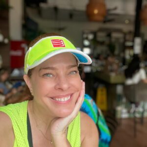Suzette Bacó Instagram - Decidí hacer mi caminata en el VSJ. Estacioné en el Normandie, caminé, llegué, comí un delicioso brunch en “La Carreta” y luego fui a dos tiendas de segunda mano, prendí una velita en en la Iglesia de San José 🕯️(bellamente restaurada) paseé y regresé.

Detalle importante, verificar el tiempo. 😂😂😂 Cuando vi el cielo y no se veía azul, me di cuenta que los condenaos polvos estaban en high!! 🤦🏻‍♀️ Ya estaba a mitad de caminata. 🚶🏻‍♀️💨 😩. 

Que chula mi cita conmigo…🥰 y que chula terminó en casa dándome terapia. 🤦🏻‍♀️🤧😮‍💨😷 🤷🏻‍♀️🤣🤣🤣

Nadie me quita lo bailao…aunque esté apretá 🫁😮‍💨😅

Disfruten la última foto…😂😂😂

#semequemó 
#nadiemequitalobailao 
#viejosanhuan 
#malditospolvos😷