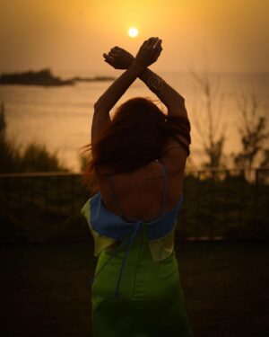 Suzette Bacó Instagram - Estrenando mis 57 años, disfrutando del atardecer del Morro que atesoro tanto. 

Hoy no me celebro, hoy me reconozco. Valido el viaje que he hecho para llegar hasta aquí y lo que me ha costado ser yo. De tanto perder aprendí a ganar, tuve que sentir la soledad para aprender a estar conmigo misma y saber que soy buena compañía. Hago lo que debo de la mejor manera en que puedo. No soy perfecta, pero sé quien soy y donde debo mejorar. En silencio cierro mis ojos para tratar de encontrarme…y me encuentro…y soy tan mía y tan feliz,  y me doy cuenta que merezco más. 
Me abro y confío, y descubro que tengo que volver a confiar. Y vivo, a veces triste, a veces feliz, pero siempre tan viva dentro de mi. Soy el resultado de mis desiciones, algunas acertadas y otras no. Cada persona que llega a mi vida es un maestro. No paro de desaprender y crecer, porque quiero más. Estoy orgullosa de todas mis batallas, unas ganadas otras perdidas, pero todas elecciones mías. No vivo desde el miedo, si me caigo me levanto aunque me tome tiempo. La gratitud me enseña a recibir con  humildad y dar con generosidad. Me han dicho que soy luz…la traigo dentro porque la he trabajado y por eso siempre voy a brillar. Y es que a mis 57 años brillo más que nunca, porque amándome ando y cada día valoro más quien soy. 

Felicidades a mis tres amadas sobrinas que también cumplen hoy. Kiara (@kiarali01 ), Karla (@karly565 ) y desde el cielo donde es libre, mi amada maestra Keishla. 🥹💜

Fotos: 
@will_0mar 
Gracias por ser tan dulce y profesional. 😘