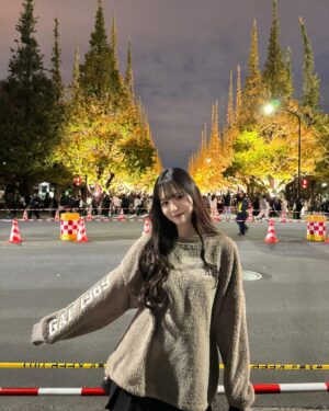 Suzuka Ishikawa Instagram - イチョウ綺麗だった~✴︎
・
・
・
12月24日のミーグリみんなに会えたら嬉しい~🧸
15時~原宿スペースにて、
予約開始は12/9(土)20時より先着です！
特典会内容はXやストーリーのハイライトから、
ご確認ください🫡