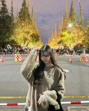 Suzuka Ishikawa Instagram - イチョウ綺麗だった~✴︎
・
・
・
12月24日のミーグリみんなに会えたら嬉しい~🧸
15時~原宿スペースにて、
予約開始は12/9(土)20時より先着です！
特典会内容はXやストーリーのハイライトから、
ご確認ください🫡