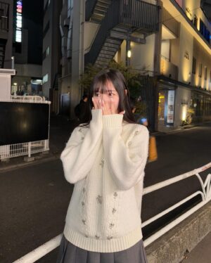 Suzuka Ishikawa Instagram - ビジューのニットが可愛すぎて一目惚れでした💎
@select_coco8 さんのお洋服です☺︎

#冬コーデ #ビジューニット #ニット #PR