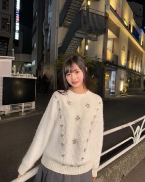 Suzuka Ishikawa Instagram - ビジューのニットが可愛すぎて一目惚れでした💎
@select_coco8 さんのお洋服です☺︎

#冬コーデ #ビジューニット #ニット #PR