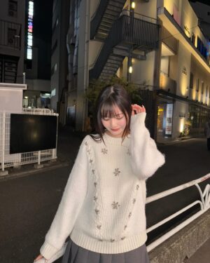 Suzuka Ishikawa Instagram - ビジューのニットが可愛すぎて一目惚れでした💎
@select_coco8 さんのお洋服です☺︎

#冬コーデ #ビジューニット #ニット #PR