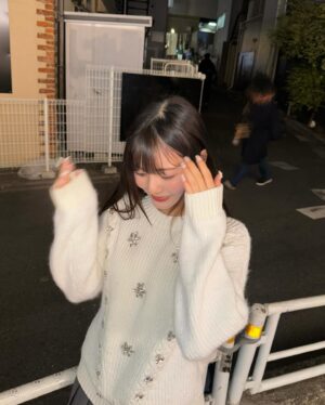 Suzuka Ishikawa Instagram - ビジューのニットが可愛すぎて一目惚れでした💎
@select_coco8 さんのお洋服です☺︎

#冬コーデ #ビジューニット #ニット #PR