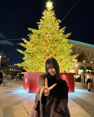 Suzuka Ishikawa Instagram - クリスマスの季節嬉しいね~🧚🏻‍♀️

今さっきお家に小さなクリスマスツリー
組み立てて置きました✌︎