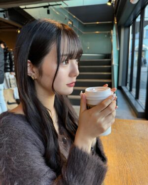 Suzuka Ishikawa Instagram - お正月はゆっくり休めたでしょうか？？

今年一年も一緒に頑張りましょうね。
・
・
・
普段あまりイヤリングをつけないのですが、
年始から気分新たにつけてみました🙈
ネックレスもいつもとは違うものを...‼︎
@cene_316l さんのアクセサリーです💎
とっても可愛くてお気に入り~🫶🏼

#cene #セネ #高見え #金アレ
#ぷちぷらコーデ #アクセサリー #PR