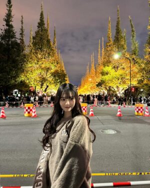 Suzuka Ishikawa Instagram - イチョウ綺麗だった~✴︎
・
・
・
12月24日のミーグリみんなに会えたら嬉しい~🧸
15時~原宿スペースにて、
予約開始は12/9(土)20時より先着です！
特典会内容はXやストーリーのハイライトから、
ご確認ください🫡