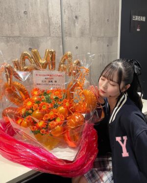 Suzuka Ishikawa Instagram - NAVIAR単独ライブ有難うございました🦋
みんなのお顔見られて幸せだった~👧🏻

うちわやペンライト、お手紙やプレゼントも
全部全部嬉しかったです！！
本当に有難うございます😭

また皆さんに会える日まで、
今日よりもっとレベルアップした姿を見せられるように

これからもみんなでがんばります🎀

素敵な時間を有難うございました☺︎

ファンの方にいただいたフラワースタンドとパシャリ📸
前回のチェキ会の時もファンの子にバルーンスタンドいただいてて、お家の中も幸せいっぱいなの~‼︎

#naviar #ナビア
