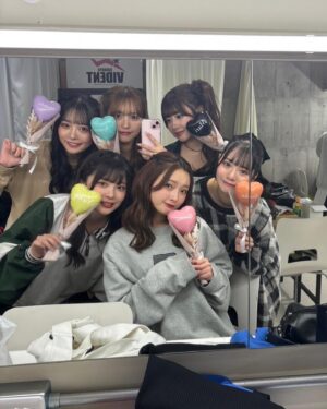 Suzuka Ishikawa Instagram - NAVIAR単独ライブ有難うございました🦋
みんなのお顔見られて幸せだった~👧🏻

うちわやペンライト、お手紙やプレゼントも
全部全部嬉しかったです！！
本当に有難うございます😭

また皆さんに会える日まで、
今日よりもっとレベルアップした姿を見せられるように

これからもみんなでがんばります🎀

素敵な時間を有難うございました☺︎

ファンの方にいただいたフラワースタンドとパシャリ📸
前回のチェキ会の時もファンの子にバルーンスタンドいただいてて、お家の中も幸せいっぱいなの~‼︎

#naviar #ナビア