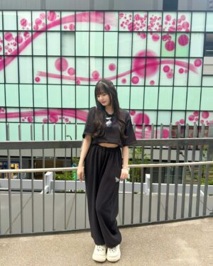 Suzuka Ishikawa Instagram - 風と雨で前髪守りきれなかった日☂️

6月も一緒にがんばりましょーね✊🏻
　　

お洋服はかわいいセットアップ🪄
　　
　　
#PR