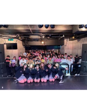 Suzuka Ishikawa Instagram - NAVIAR単独ライブ有難うございました🦋
みんなのお顔見られて幸せだった~👧🏻

うちわやペンライト、お手紙やプレゼントも
全部全部嬉しかったです！！
本当に有難うございます😭

また皆さんに会える日まで、
今日よりもっとレベルアップした姿を見せられるように

これからもみんなでがんばります🎀

素敵な時間を有難うございました☺︎

ファンの方にいただいたフラワースタンドとパシャリ📸
前回のチェキ会の時もファンの子にバルーンスタンドいただいてて、お家の中も幸せいっぱいなの~‼︎

#naviar #ナビア