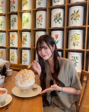 Suzuka Ishikawa Instagram - 双子ちゃんとかき氷デートしてきた🍧

キャラメルミルクのかき氷美味しかったあ🤤🤍

紅茶大好き人間なので紅茶もたくさんいただきました✌︎
