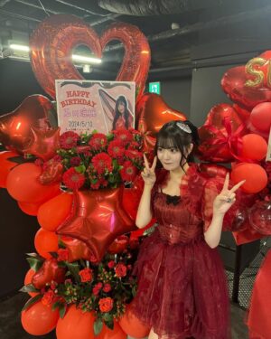 Suzuka Ishikawa Instagram - ・
石川涼楓生誕祭2024 #すずかのせいたんさい
改めて、本当に有難うございました！

念願の生誕祭、とっても嬉しかったです❣️
　

皆さんに思いっきり楽しんでいただきたくて、
この一ヶ月ずっと生誕祭のことを考えてきました。

いかがでしたか？💭

Tシャツやペンライトで会場が赤色でいっぱいになってて
本当に嬉しくて嬉しくて、、

素敵すぎる幸せな時間を有難うございました🥹

そして夢だったスタンドフラワー、
どれも可愛すぎて本当に嬉しかったです😭

立ててくださった皆さんありがとうございます🥲💞
　
　　
22歳の石川涼楓とこれからの君と見るそらも
よろしくお願いします！☺️