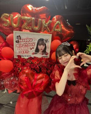 Suzuka Ishikawa Instagram - ・
石川涼楓生誕祭2024 #すずかのせいたんさい
改めて、本当に有難うございました！

念願の生誕祭、とっても嬉しかったです❣️
　

皆さんに思いっきり楽しんでいただきたくて、
この一ヶ月ずっと生誕祭のことを考えてきました。

いかがでしたか？💭

Tシャツやペンライトで会場が赤色でいっぱいになってて
本当に嬉しくて嬉しくて、、

素敵すぎる幸せな時間を有難うございました🥹

そして夢だったスタンドフラワー、
どれも可愛すぎて本当に嬉しかったです😭

立ててくださった皆さんありがとうございます🥲💞
　
　　
22歳の石川涼楓とこれからの君と見るそらも
よろしくお願いします！☺️