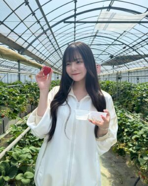Suzuka Ishikawa Instagram - 春休みなこと忘れてたので
いちご狩り行った🍓

いちご大好き美味しかった~🤤
　　
　　
新しいブレスレット (@aletta_jewelry_official )
お迎えしたーー！✌︎

春夏めちゃめちゃ使えそうで可愛いの🙈