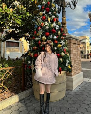 Suzuka Ishikawa Instagram - 今日から12月ですね、あっという間~
今月も一緒に頑張りましょう☺️
・
・
・
・
写真はディズニーの時のだよ🧸
クリスマスディズニーあと2回は行く予定✌︎