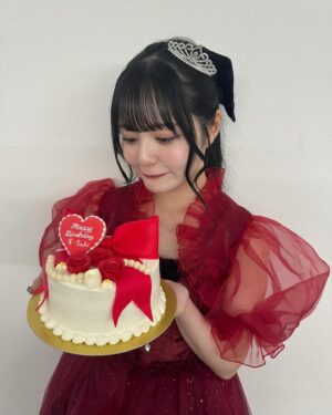 Suzuka Ishikawa Instagram - ・
石川涼楓生誕祭2024 #すずかのせいたんさい
改めて、本当に有難うございました！

念願の生誕祭、とっても嬉しかったです❣️
　

皆さんに思いっきり楽しんでいただきたくて、
この一ヶ月ずっと生誕祭のことを考えてきました。

いかがでしたか？💭

Tシャツやペンライトで会場が赤色でいっぱいになってて
本当に嬉しくて嬉しくて、、

素敵すぎる幸せな時間を有難うございました🥹

そして夢だったスタンドフラワー、
どれも可愛すぎて本当に嬉しかったです😭

立ててくださった皆さんありがとうございます🥲💞
　
　　
22歳の石川涼楓とこれからの君と見るそらも
よろしくお願いします！☺️