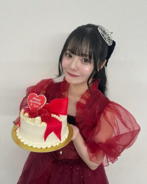 Suzuka Ishikawa Instagram - ・
石川涼楓生誕祭2024 #すずかのせいたんさい
改めて、本当に有難うございました！

念願の生誕祭、とっても嬉しかったです❣️
　

皆さんに思いっきり楽しんでいただきたくて、
この一ヶ月ずっと生誕祭のことを考えてきました。

いかがでしたか？💭

Tシャツやペンライトで会場が赤色でいっぱいになってて
本当に嬉しくて嬉しくて、、

素敵すぎる幸せな時間を有難うございました🥹

そして夢だったスタンドフラワー、
どれも可愛すぎて本当に嬉しかったです😭

立ててくださった皆さんありがとうございます🥲💞
　
　　
22歳の石川涼楓とこれからの君と見るそらも
よろしくお願いします！☺️