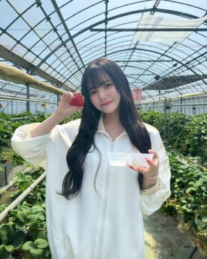Suzuka Ishikawa Instagram - 春休みなこと忘れてたので
いちご狩り行った🍓

いちご大好き美味しかった~🤤
　　
　　
新しいブレスレット (@aletta_jewelry_official )
お迎えしたーー！✌︎

春夏めちゃめちゃ使えそうで可愛いの🙈