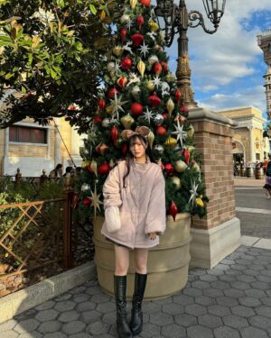 Suzuka Ishikawa Instagram - 今日から12月ですね、あっという間~
今月も一緒に頑張りましょう☺️
・
・
・
・
写真はディズニーの時のだよ🧸
クリスマスディズニーあと2回は行く予定✌︎
