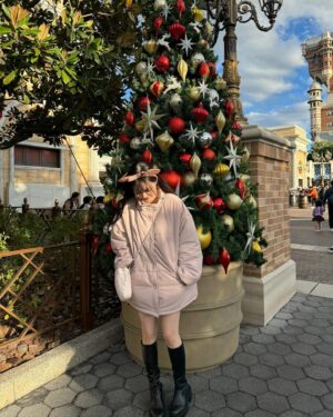 Suzuka Ishikawa Instagram - 今日から12月ですね、あっという間~
今月も一緒に頑張りましょう☺️
・
・
・
・
写真はディズニーの時のだよ🧸
クリスマスディズニーあと2回は行く予定✌︎