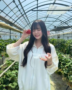 Suzuka Ishikawa Instagram - 春休みなこと忘れてたので
いちご狩り行った🍓

いちご大好き美味しかった~🤤
　　
　　
新しいブレスレット (@aletta_jewelry_official )
お迎えしたーー！✌︎

春夏めちゃめちゃ使えそうで可愛いの🙈