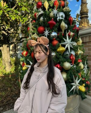Suzuka Ishikawa Instagram - 今日から12月ですね、あっという間~
今月も一緒に頑張りましょう☺️
・
・
・
・
写真はディズニーの時のだよ🧸
クリスマスディズニーあと2回は行く予定✌︎