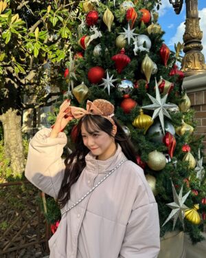 Suzuka Ishikawa Instagram - 今日から12月ですね、あっという間~
今月も一緒に頑張りましょう☺️
・
・
・
・
写真はディズニーの時のだよ🧸
クリスマスディズニーあと2回は行く予定✌︎