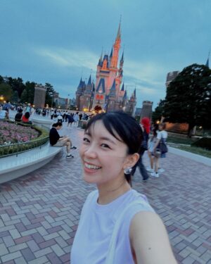 Suzuko Mimori Instagram - 数年ぶりにディズニーランド行ってきたんだー❤️
暑さ回避のため夕方から行ったし、新エリアも行けなかったけど、とってもリフレッシュできました✨
この日、出発しようと車走らせた途端に小雨降ってきて焦った…☔️😂雨女卒業したはずなのに…！
でも着いてからはお天気大丈夫だったのでセーフ☀️