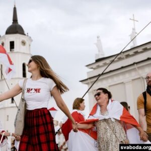 Sviatlana Tsikhanouskaya Instagram - Дарагія мае беларусы! Дзякуй, што далучыліся да акцый салідарнасці ў розных кутках свету: ад Літвы і Польшчы да ЗША і Канады. 

Калі гляджу на фотаздымкі і відэа і бачу, як вы выказваеце словы падтрымкі палітвязням, узгадваеце вершы нашых паэтаў, разам з дзецьмі спяваеце беларускія песні, танчыце ў карагодах і падтрымліваеце адно аднаго – у мяне наварочваюцца слёзы. 

Гэта так каштоўна, што мы ўсе разам сталі голасам нашых палітвязняў і беларусаў унутры краіны, у якіх няма магчымасці быць гучнымі. Упэўненая, яны адчулі нашую еднасць і падтрымку нават на адлегласці. 

Пасля такіх момантаў я дакладна ведаю, што настане дзень, калі мы ўсе разам адсвяткуем свята нашай свабоды на вуліцах Беларусі. 

Абдымаю вас, родныя 🤍❤️🤍   #беларусь #ціханоўская #standwithbelarus
